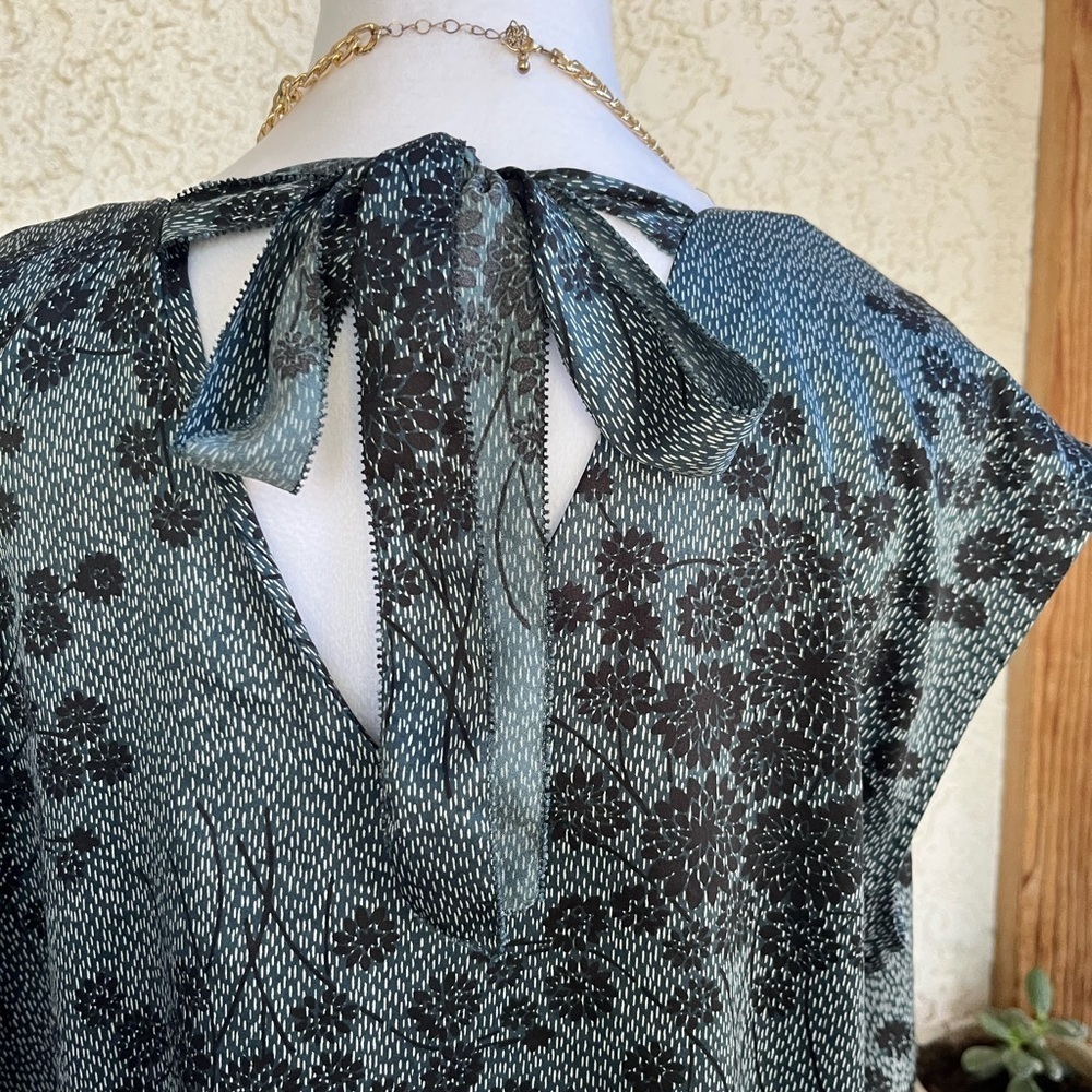 Ann Taylor Black and Gray Floral Blouse size L - Picture 6 of 6